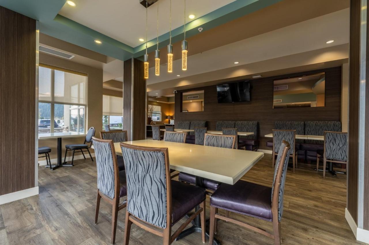 Holiday Inn Express Golden-Kicking Horse By Ihg Luaran gambar