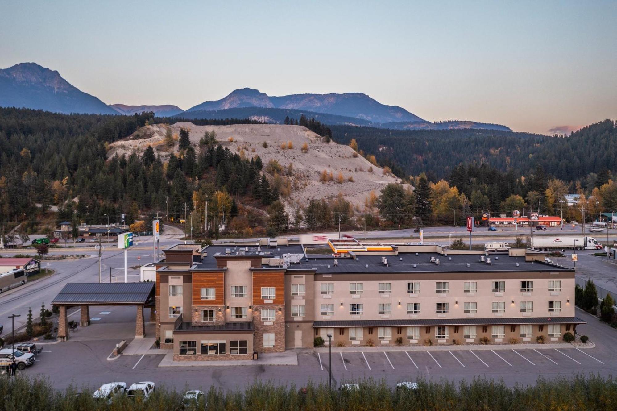 Holiday Inn Express Golden-Kicking Horse By Ihg Luaran gambar