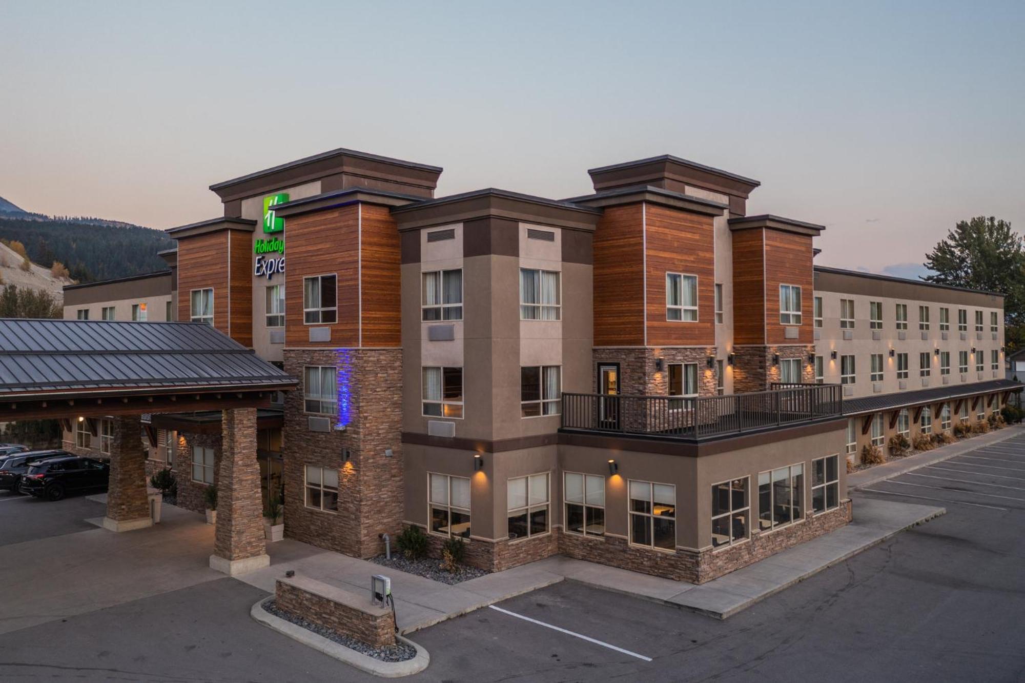 Holiday Inn Express Golden-Kicking Horse By Ihg Luaran gambar