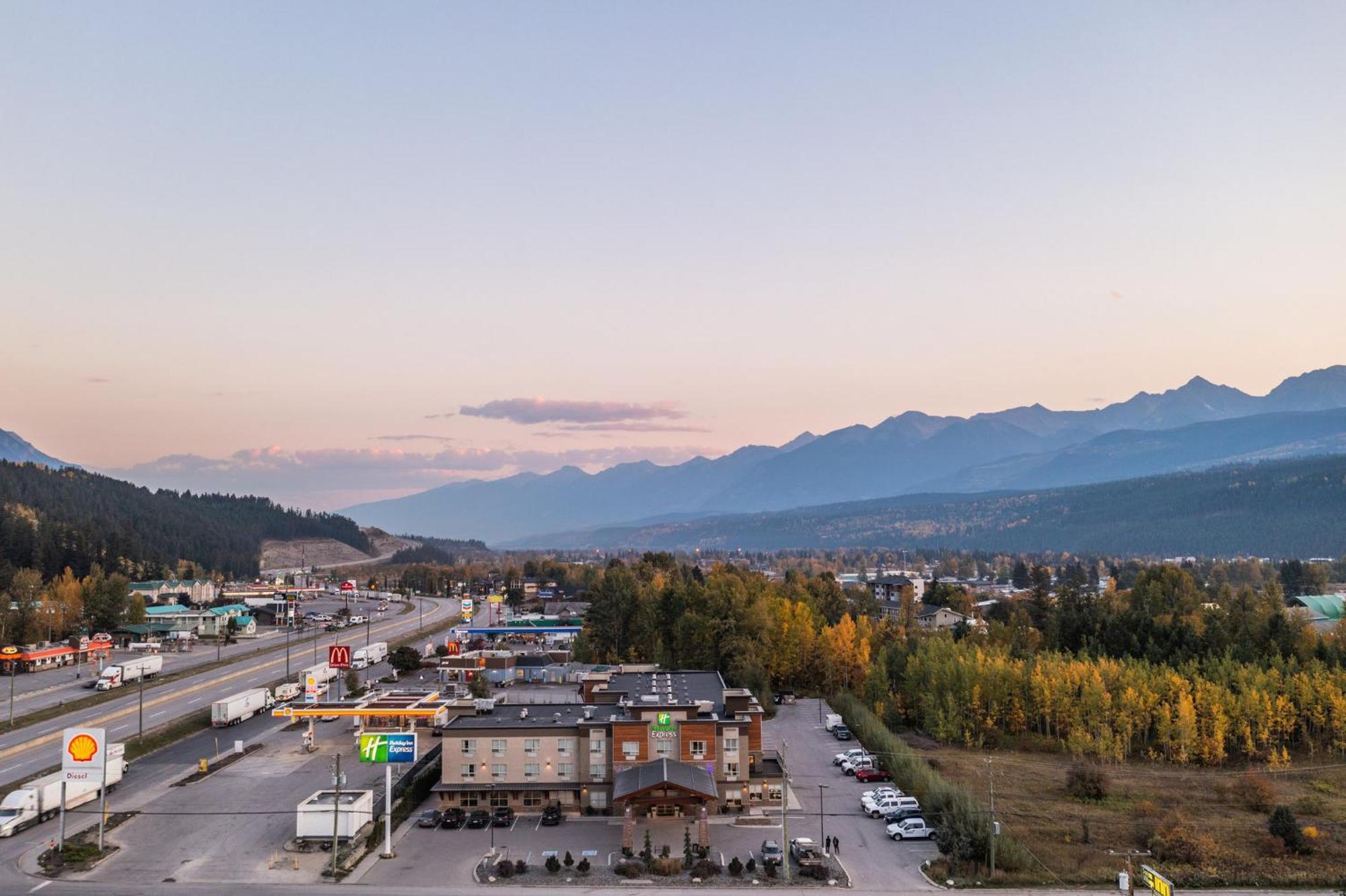 Holiday Inn Express Golden-Kicking Horse By Ihg Luaran gambar
