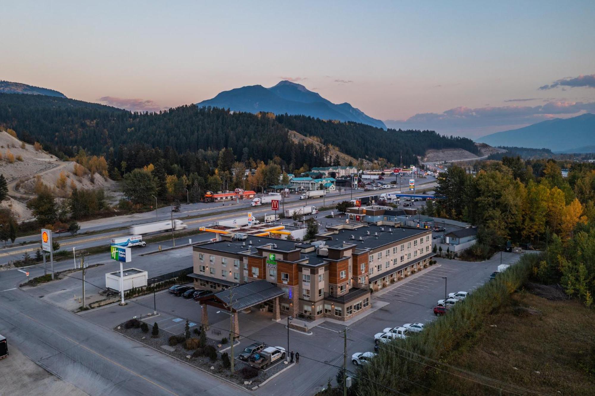 Holiday Inn Express Golden-Kicking Horse By Ihg Luaran gambar